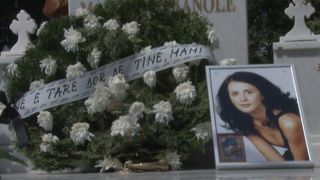 Pelerinaj la mormantul Madalinei Manole: "Sunt 7 ani de dor de Madalina, de tristete…"