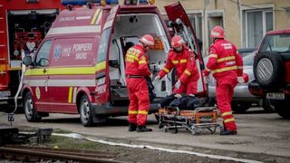 Scene socante in Capitala! Un barbat s-a aruncat de la etajul cinci al unui bloc, chiar sub ochii pompierilor