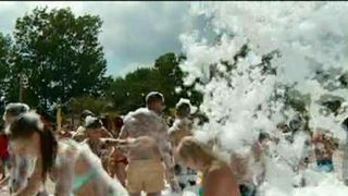 Petrecerile de la malul marii au ajuns la un cu totul alt nivel. Spuma este ultima fita din cluburile si barurile de pe litoral