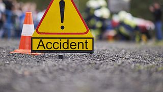 Cinci raniti intr-un accident in care au fost implicate doua autoturisme si un TIR, in judetul Prahova