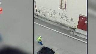 Asfaltare de doi lei, din cauza lipsei de utilaje. Cum se descurca muncitorii romani in astfel de conditii