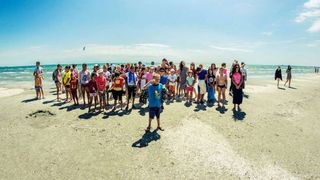 Un preot iesean a dus peste 120 de copiii saraci intr-o tabara la mare. "Au facut baia vietii lor. Au fost fericiti" - Cine este parintele Dan Damaschin, cel care le-a implinit un vis micutilor?