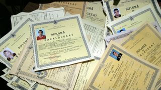 Scolile din judetul Mures nu pot elibera diplome absolventilor, pentru ca nu au stampile valabile. ISJ Mures: Din martie am depus acte la Monetaria Statului pentru noile stampile