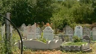 Legume crescute in cimitir! O fosta consiliera locala din Murfatlar si sotul ei au ridicat mai multe solarii intre morminte