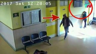 A dat lovitura in plina zi! Barbat surprins de camerele de supraveghere cand fura un televizor dintr-un spital