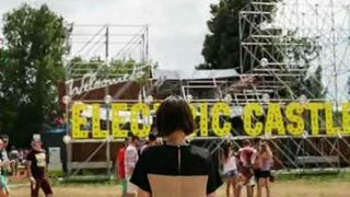 Se fac ultimele pregatiri pentru festivalul Electric Castle. Cum ii asteapta satenii din Bontida pe petrecareti