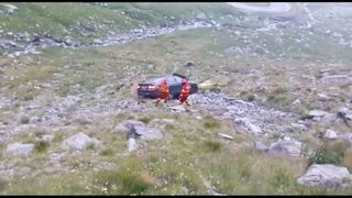Mai multi turisti aflati pe Transfagarasan au ramas fara masina, dupa ce au coborat sa faca fotografii si nu au tras frana de mana
