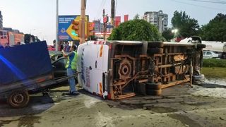 Accident cumplit la intrare in Constanta. Un sofer a intrat din plin cu masina intr-un microbuz cu pasageri - 14 persoane au ajuns la spital
