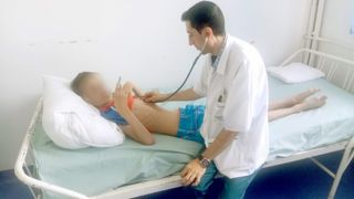 Caz incredibil in Romania. Un copil in varsta de 12 ani nu poate fi operat pentru ca mama lui nu isi da acordul. "Vor sa ii fure organele, nu sa il salveze" - Femeia l-a abandonat pe copil in 2007 intr-un centru de plasament