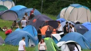 Ploaia anunta distractia la Electric Castle, chiar de la prima zi! Cizmele de cauciuc si pelerinele de plastic sunt nelipsite din bagajele tinerilor