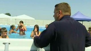 El e preotul care a facut fericiti 100 de micuti. Nici nu indraznesc sa viseze la o vacanta la mare, asa ca a adus el marea la ei!