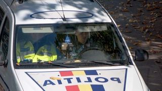 Scandal la Iasi: Politisti, atacati in strada cu o surubelnita