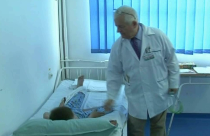 Copilul ei e grav bolnav, insa ea refuza sa-l opereze! In timp ce medicii incearca sa o convinga pe mama ca doar operatia ii poate salva viata, starea baiatului e din ce in ce mai grava