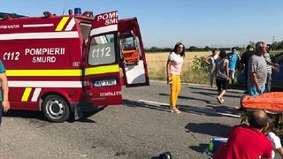 Opt persoane au fost ranite in urma unui accident rutier produs pe DN2. O persoana a ramas incarcerata