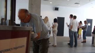 Aglomeratie la Serviciul de Pasapoarte Galati; aproximativ 200 de persoane asteapta in fiecare zi la rand