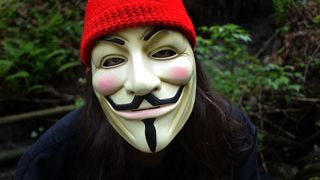 Panica la Primaria din Arad. Barbatul cu masca "Anonymous" a ranit doi politisti - A fost prins in timp ce spargea ferestrele unui salon de cosmetica