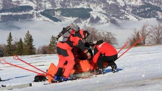 Turist ranit, dupa ce a alunecat pe o fasie de zapada in Muntii Fagaras