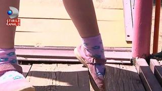 Copil, de doi ani, in mare pericol dupa ce a cazut de pe un tobogan, intr-un parc din Timisoara. Parintii acuza autoritatile