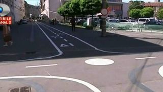 Prima pista de biciclisti cu sens giratoriu s-a inventat la Timisoara: "E un pic aiurea"