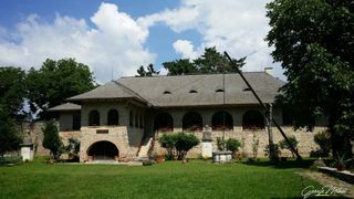 Inceputa de Matei Basarab si terminata de Constantin Brancoveanu, Biserica Domneasca de la Brebu este o adevarata catedrala a Tarii Romanesti.