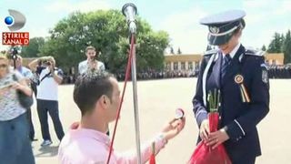 Moment emotionant la Scoala de Politie Campina. O tanara absolventa a fost ceruta in casatorie de iubitul ei - Totul s-a intamplat sub ochii ministrului Carmen Dan, care le-a facut si un cadou