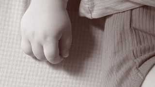 Un copil de un an si opt luni a murit dupa ce a fost calcat de o masina in fata casei