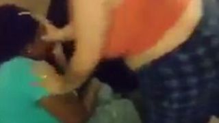 Imagini socante! Au facut live pe Facebook in timp ce bateau o femeie si o obligau sa intretina relatii intime orale