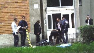 O adolescenta de 15 ani din Campulung s-a sinucis dupa ce s-a aruncat de la etajul 4. Traia impreuna cu un barbat de 33 de ani