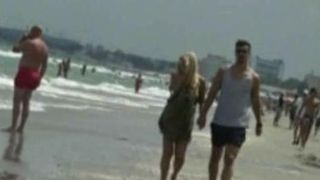 Elena Udrea si-a petrecut week-end-ul la Mamaia. Cum a fost surprinsa pe plaja