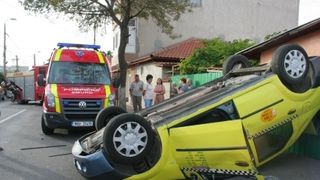Un taximetrist din Botosani a murit dupa ce a intrat intr-un microbuz de transport persoane. Trei calatori au fost raniti