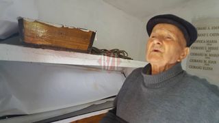 "Domnule, eu am inviat", spune un batran din Iasi, care i-a scandalizat pe preot si pe enoriasi.  Ce s-a descoperit in cavoul lui