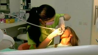 Paradoxul romanesc: Folosim un tub de pasta de dinti pe an, dar alegem tratamente mai scumpe decat strainii care vin  la noi sa-si repare dintii