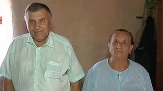 Batranete de cosmar pentru doi soti din Timisoara. Cei doi varstnici iau medicamente pe datorie si stau intr-o locuina care aproape se darama pe ei