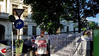 Romanul ai carui copii au fost dati spre adoptie unui cuplu de homosexuali din Marea Britanie a intrat in greva foamei