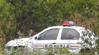 Un craiovean a vazut o masina de Politie parcata in niste boscheti, pe un drum laturalnic. A avut un soc cand s-a apropiat de autoturism si a vazut ce era inauntru