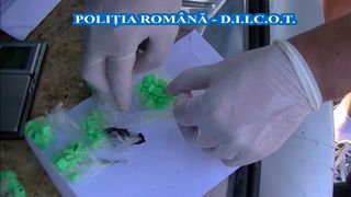 Tata si fiu, prinsi cand incercau sa vanda cocaina si ecstasy in parcarea unui mall din Sibiu