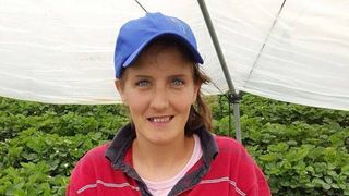 Initial, Anca a cules capsune in Spania