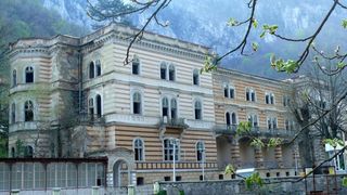 Hotelul bantuit din Baile Herculane, scos la vanzare! Legenda care invaluie cladirea veche din 1866