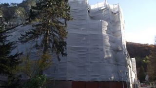 Hotelul este acum in curs de restaurare