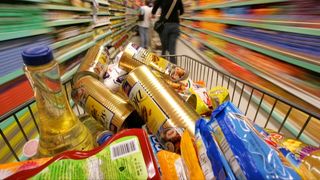 Cei de la Asociatia Pro Consumatori au gasit clorura de calciu intr-unul dintre alimentele preferate romanilor - E un pericol imens daca mananci asa ceva