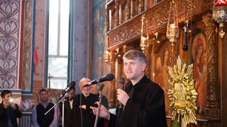 Cristian Pomohaci, acuzat de autoritati ca l-ar fi facut pe un enorias sa-si agreseze copiii minori! "Ii invata ca bataia e rupta din rai"! Fetitele au sunat la Telefonul Copilului!