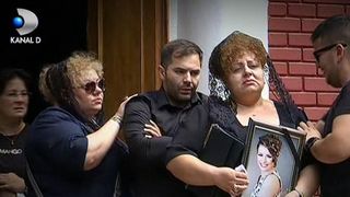 Alexandra, femeia care a murit dupa ce a nascut un baietel, a fost inmormantata. Sute de oameni au plans-o pe ultimul drum.