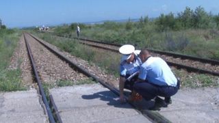 Doua persoane au murit dupa ce masina in care se aflau a fost lovita de un tren in Mehedinti. Traficul feroviar pe Magistrala 900, blocat
