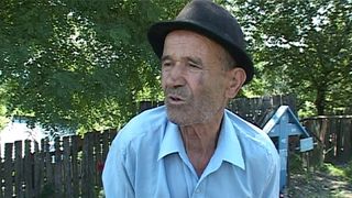 Un batran din Gorj este obligat sa demonstreze in fiecare luna ca este viu ca sa isi ia pensia. Cum s-a ajuns la aceasta situatie absurda pe care oficialii o stiu, dar nu au remediat-o?