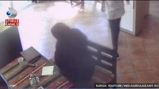 O batranica din Piatra Neamt, filmata cand a furat portofelul unei angajate dintr-un restaurant