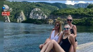 Politicienii s-au intins pe sezlonguri, si-au pus costumele de baie si ne trimit salutari din vacanta. Pe unde se mai plimba alesii nostri vara aceasta