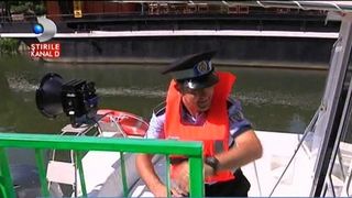 Politistii locali din Timisoara patruleaza pe rau. Poarta veste de salvare si sunt pregatiti pentru orice urgenta. &bdquo;Lebede, hidrobiciclete deturnate, care ar putea fi urgenta?&rdquo;