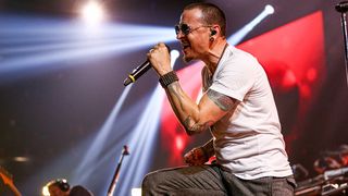 Chester Bennington, solistul trupei Linkin Park, s-a sinucis!