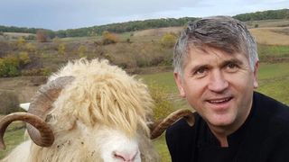 Acuzat ca a incercat sa corupa sexual un minor, Pomohaci este atacat de colegii lui. Multi si-ar dori ca preotul sa "se izoleze in munti".