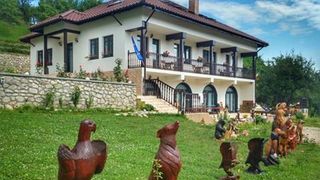 Valea Cernei, coltul de Rai din Valcea unde trebuie sa mergi neaparat. Peisajul de poveste care te face sa uiti ca esti in Romania